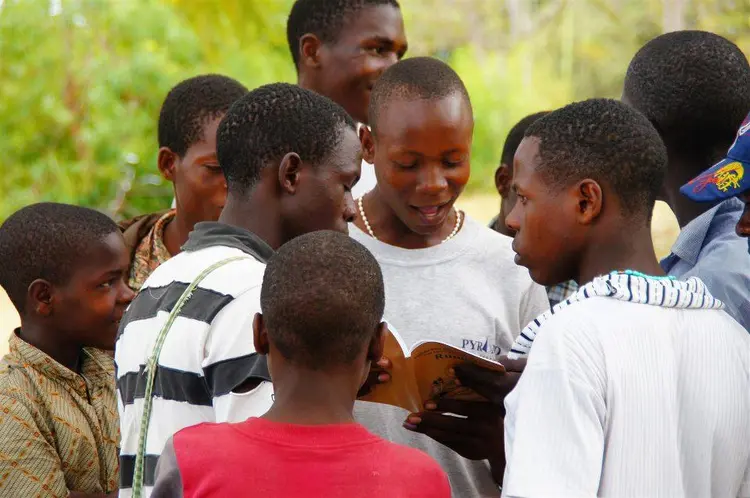 Vijana wanasoma kitabu cha Luka